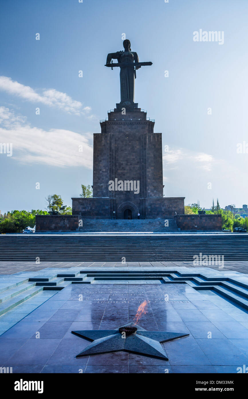 Armenia Caucaso del sud del Caucaso fiamma Eurasia Madre Armenia Jerevan architettura storia croce storico monumento di memoria Foto Stock