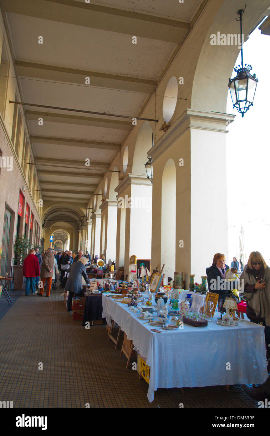 Domenica mercato dell'antiquariato sotto i portici di Piazza Vittorio Veneto centrale di Torino Piemonte Italia Europa Foto Stock