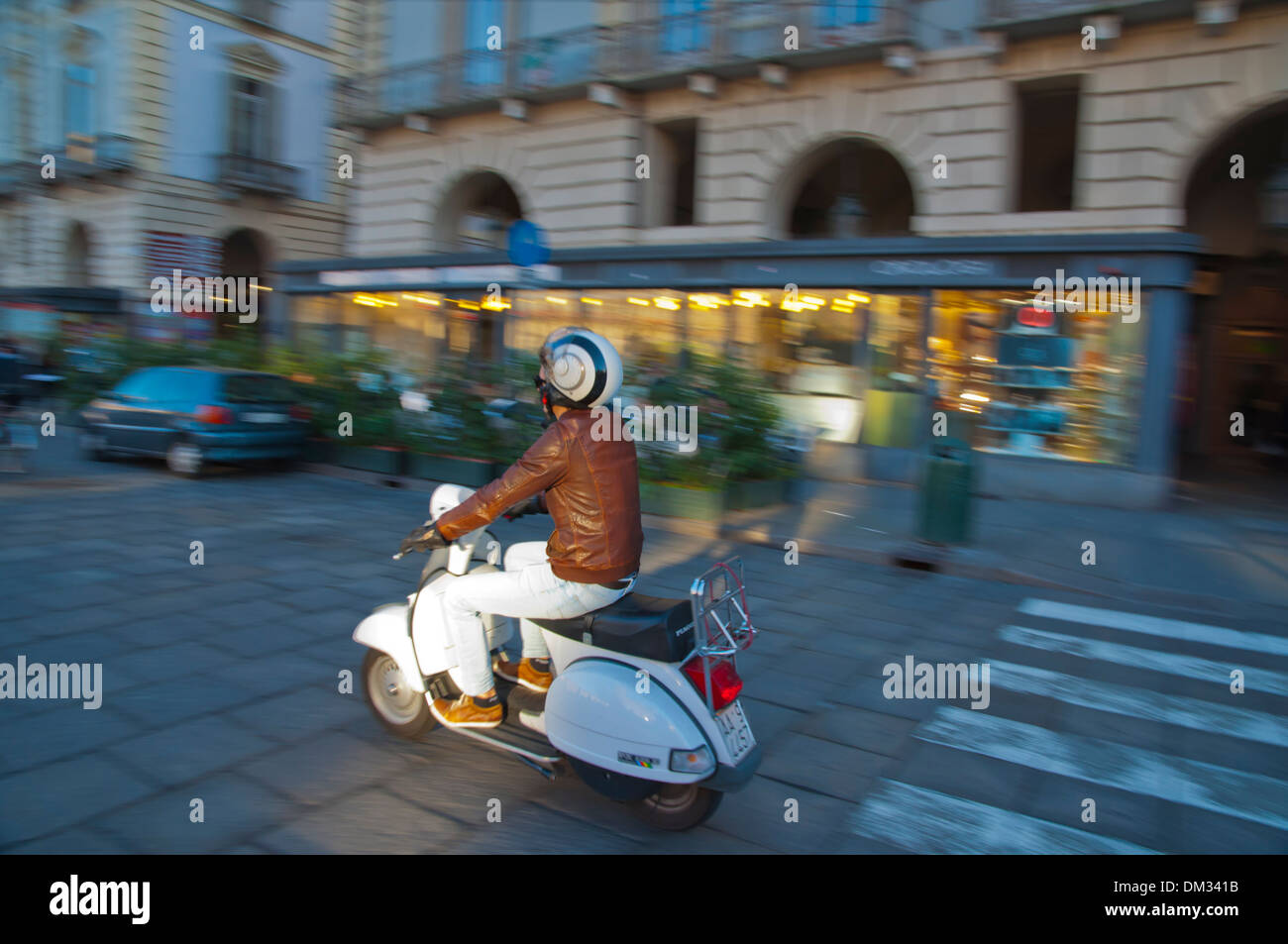 Spostando uno scooter sfondo sfocato Piazza Castello piazza centrale della città di Torino Piemonte Italia del nord Europa Foto Stock