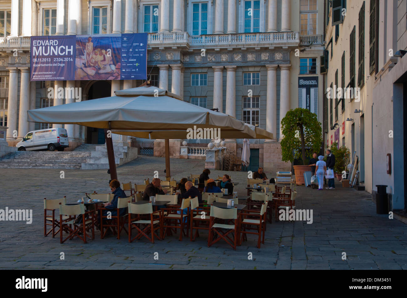 Piazza Matteotti e piazza di fronte al Palazzo Ducale città vecchia Genova Liguria Italia Europa Foto Stock