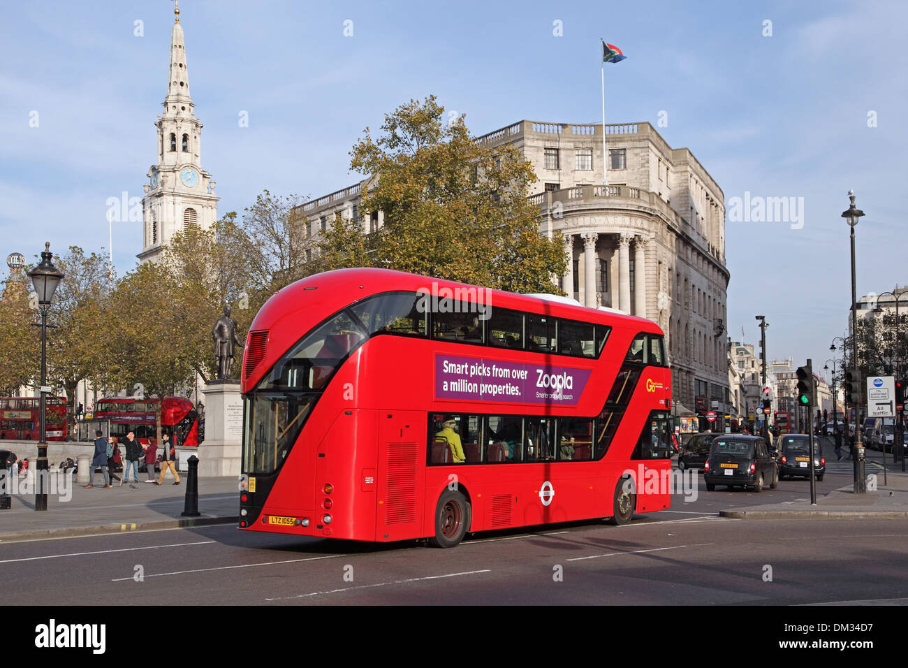 Un nuovo autobus Routemaster aziona attraverso della Londra Trafalgar Square Foto Stock