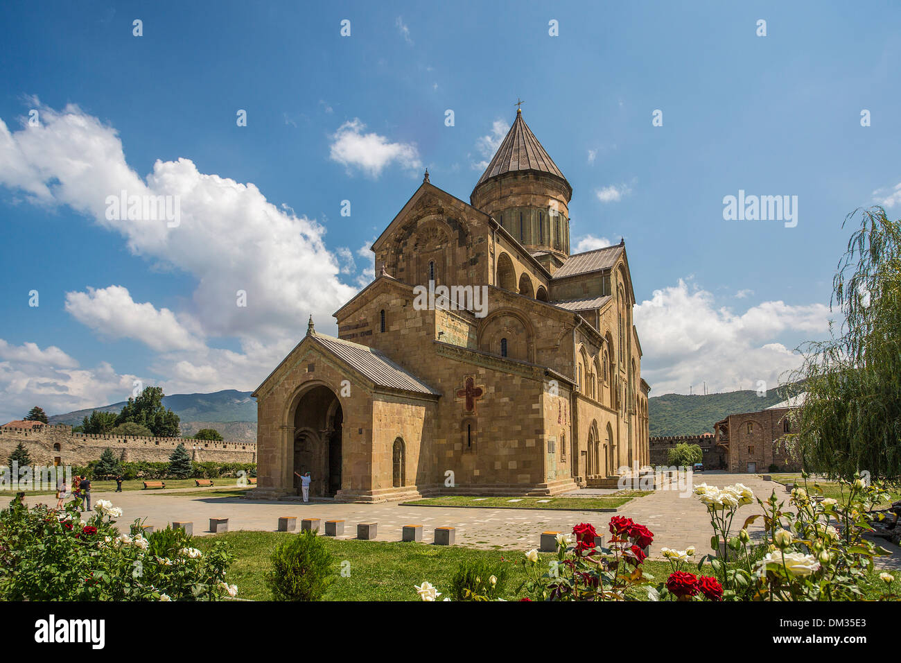 Eredità di Mondo Mtskheta architettura chiesa cattedrale ingresso fiori Georgia Caucaso Eurasia storia locale storico san Foto Stock