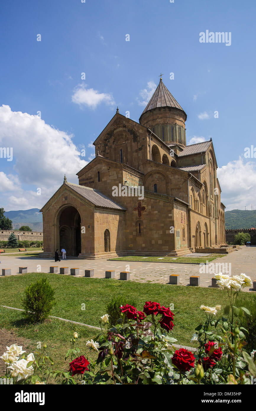 Eredità di Mondo Mtskheta architettura chiesa cattedrale ingresso fiori Georgia Caucaso Eurasia storia locale storico san Foto Stock