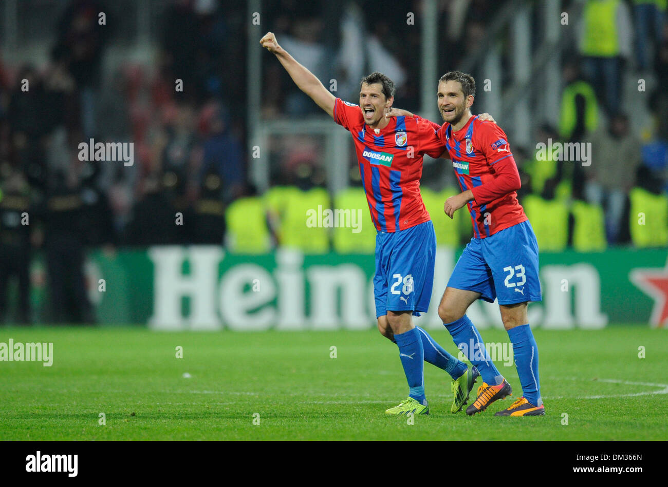 Plzen, Repubblica Ceca. Decimo Dec, 2013. Marian Cisovsky, sinistra e Marek Bakos di FC Viktoria Plzen celebrare dopo aver vinto il sesto round di Champions League contro il CSKA Mosca ha giocato in Plzen, Repubblica Ceca, Dicembre 10, 2013. Credito: Petr Eret/CTK foto/Alamy Live News Foto Stock