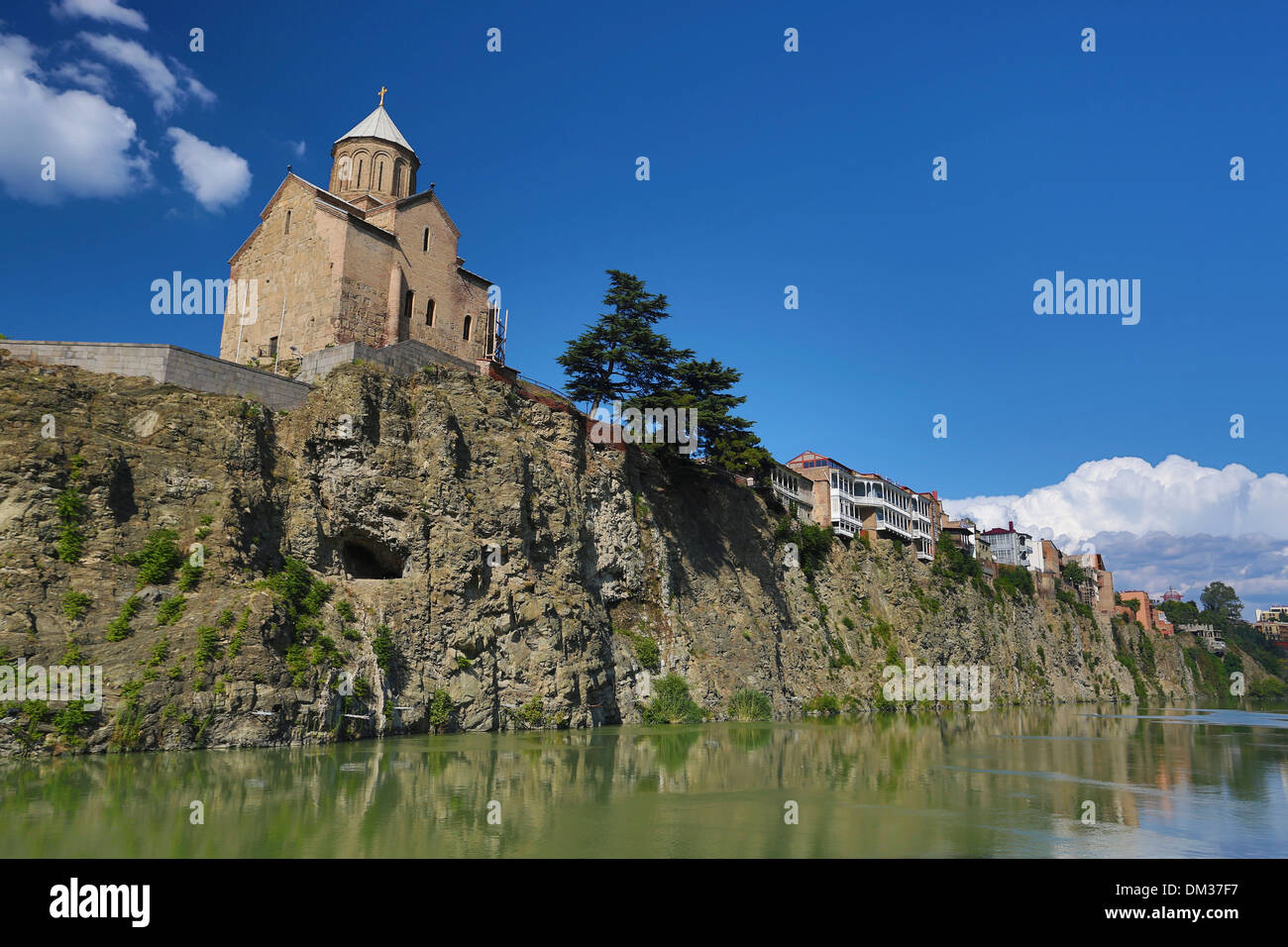 Metekhi, Mtkvari, Tbilisi, chiesa, downtown, Georgia, nel Caucaso, Eurasia, riflessione, fiume, skyline, turistica, viaggi Foto Stock