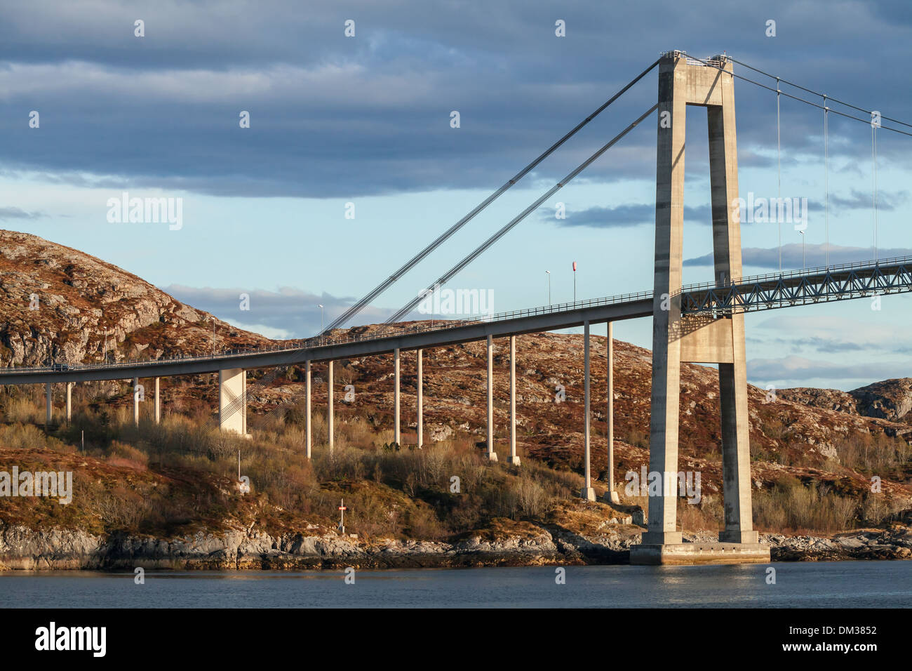 Automobile di cavo alloggiato bridge. Città Rorvik, Norvegia Foto Stock