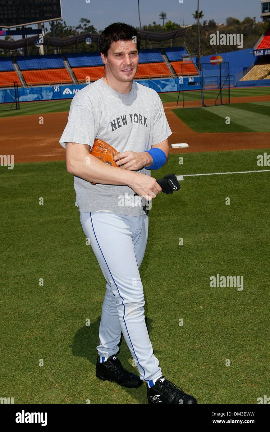 Il 10 agosto 1902 - Los Angeles, California - stelle di Hollywood Baseball gioco.A il Dodger Stadium di Los Angeles, CA.David Boreanaz. FITZROY BARRETT / 8-10-2002 K25794FB (D)(Immagine di credito: © Globo foto/ZUMAPRESS.com) Foto Stock