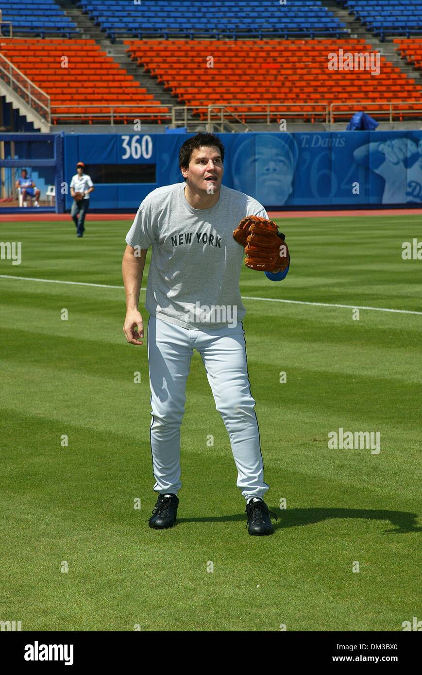 Il 10 agosto 1902 - Los Angeles, California - stelle di Hollywood Baseball gioco.A il Dodger Stadium di Los Angeles, CA.David Boreanaz. FITZROY BARRETT / 8-10-2002 K25794FB (D)(Immagine di credito: © Globo foto/ZUMAPRESS.com) Foto Stock