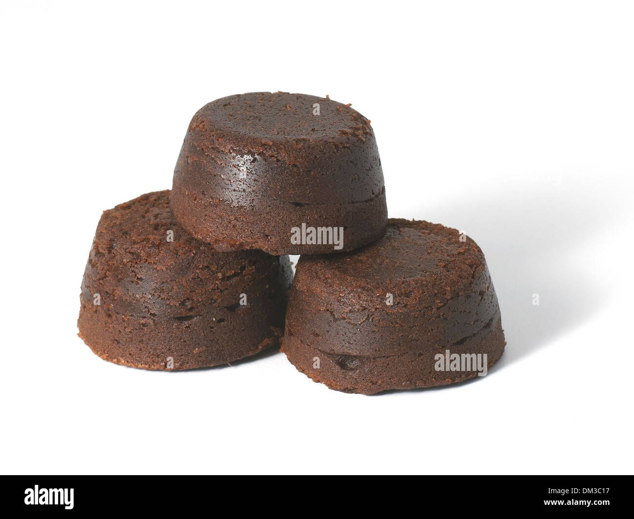 3 cioccolato budini, ritagliata su sfondo bianco Foto Stock
