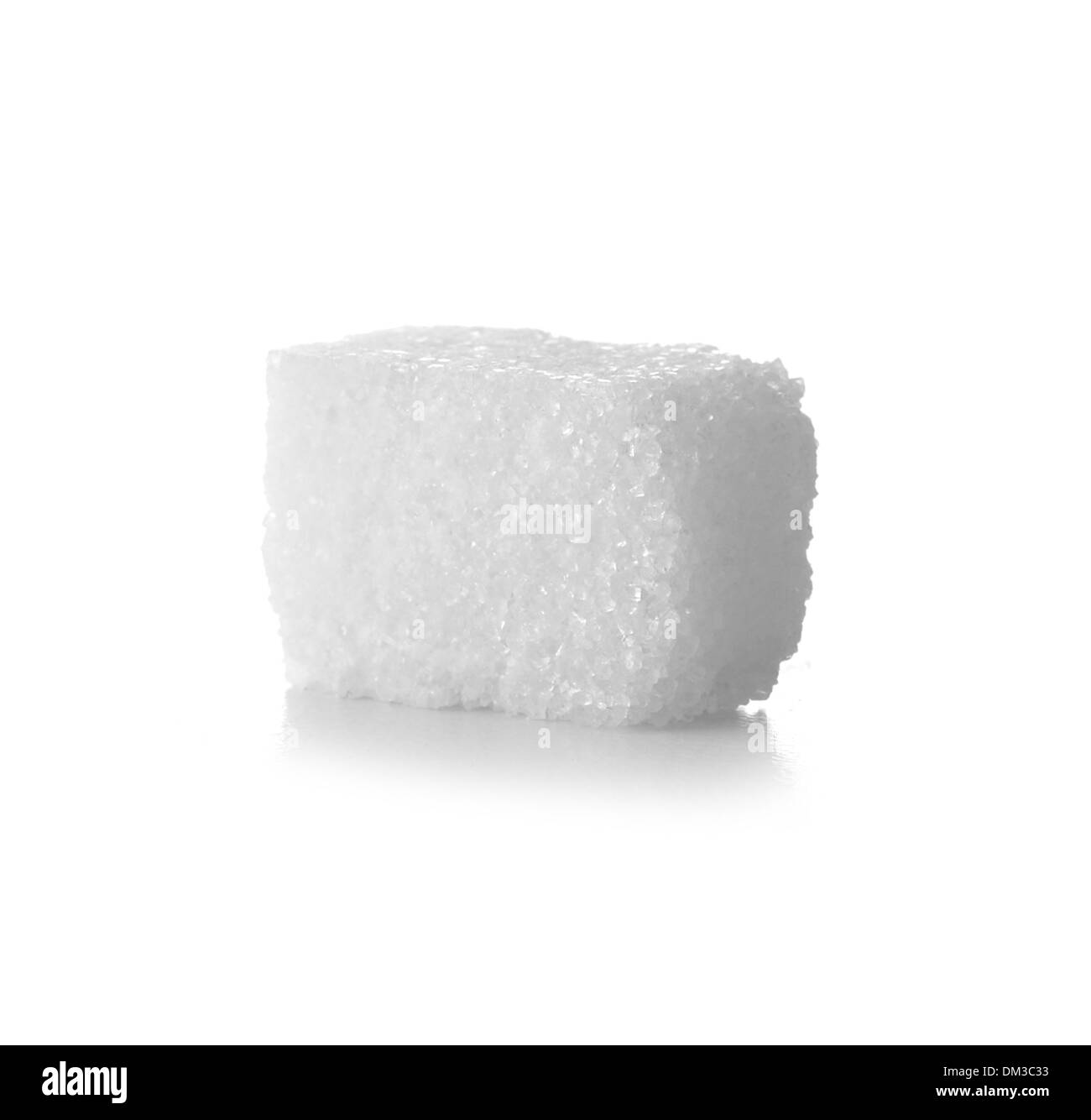 Zolletta di zucchero ritagliata su sfondo bianco Foto Stock