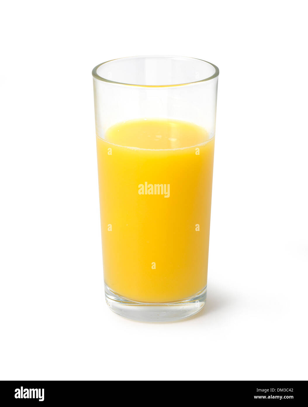 Bicchiere di succo di arancia ritagliata su sfondo bianco Foto Stock
