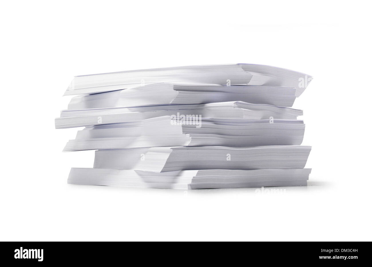 Libro bianco impilati tagliati fuori su uno sfondo bianco Foto Stock