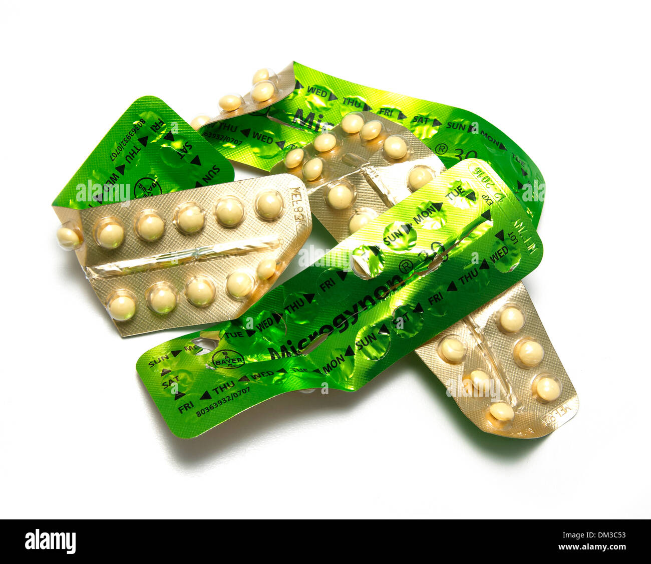 Pillola per il controllo delle nascite ritagliata su sfondo bianco Foto Stock