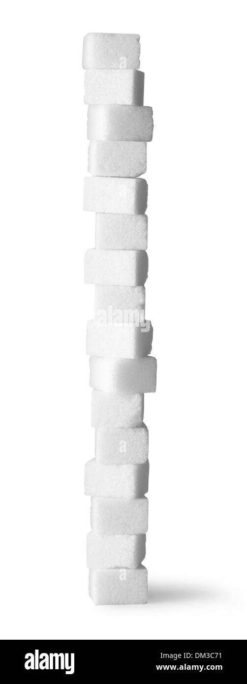 Pila di zucchero bianco tagliato a cubetti, ritagliata su sfondo bianco Foto Stock