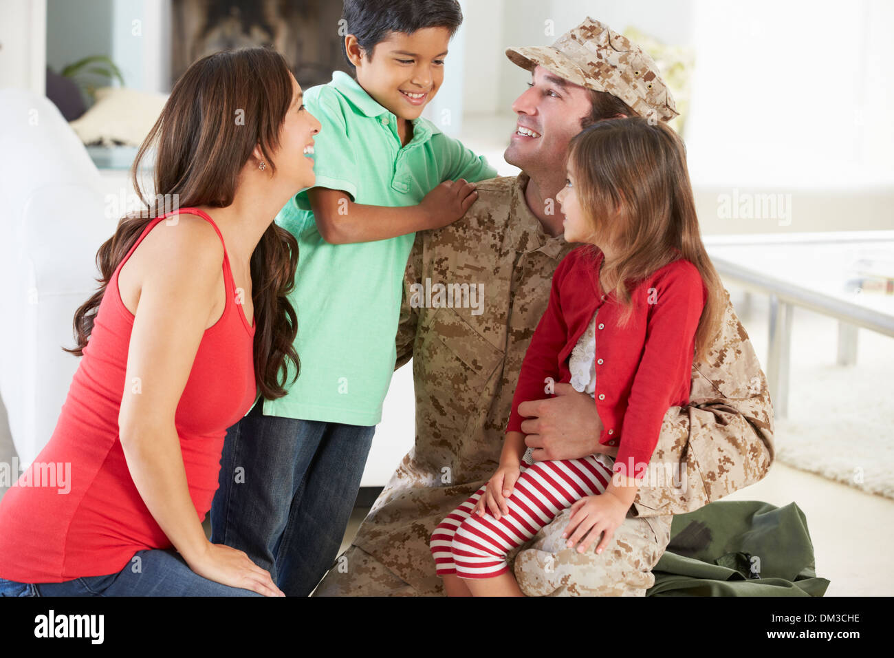 Famiglia militare Saluto Padre a casa in congedo Foto Stock
