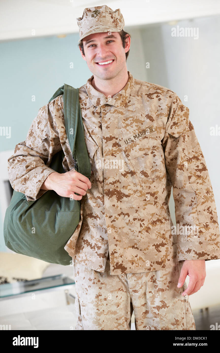 Soldato maschio con Kit Bag Home per uscire Foto Stock