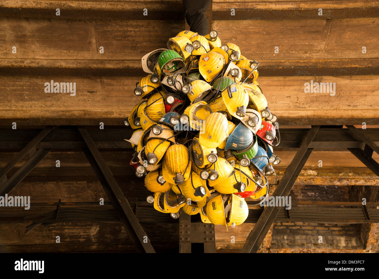 Indumenti da lavoro costruzione di attrezzature minerarie caschi la mia professione professione vestiti Germania Duisburg ex Europa giallo Foto Stock