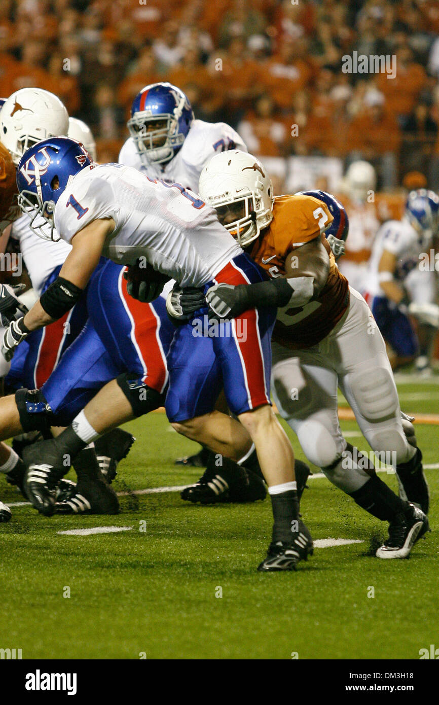 21 novembre 09: Texas linebacker Sergio Kindle, porta giù Kansas running back Jake affilati per una perdita. La difesa del Texas terrà Kansas a soli sei punti--due obiettivi di campo--nella prima metà del gioco. Texas conduce KU, 27-6 a metà. (Credito Immagine: © Joe Nicola/Southcreek globale/ZUMApress.com) Foto Stock