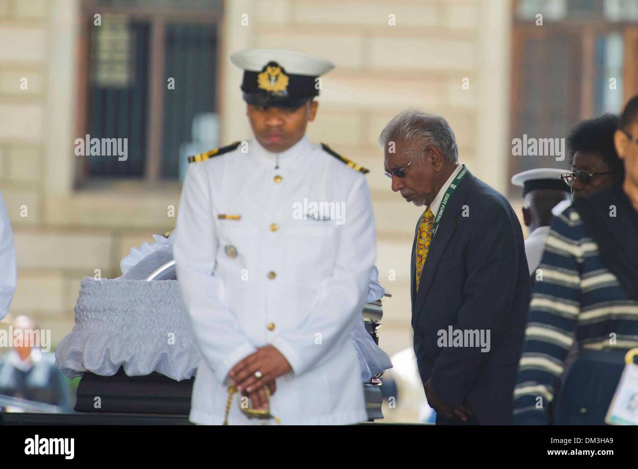 Pretoria, Sud Africa. Undicesimo Dec, 2013. Mac Maharaj visualizzazione Madiba il corpo presso l'Unione edifici su dicembre 11, 2013 a Pretoria, Sud Africa. L ex presidente sudafricano Nelson Mandela, passate la sera del 5 dicembre 2013. Dal 11 Dicembre al 13, 2013, egli si troverà in uno stato per la visualizzazione pubblica. I suoi funerali di Stato avrà luogo il 15 dicembre 2013, alla sua fattoria in Qunu. Credito: Alet Pretorius/Foto24/Gallo Immagini/Alamy Live News Foto Stock