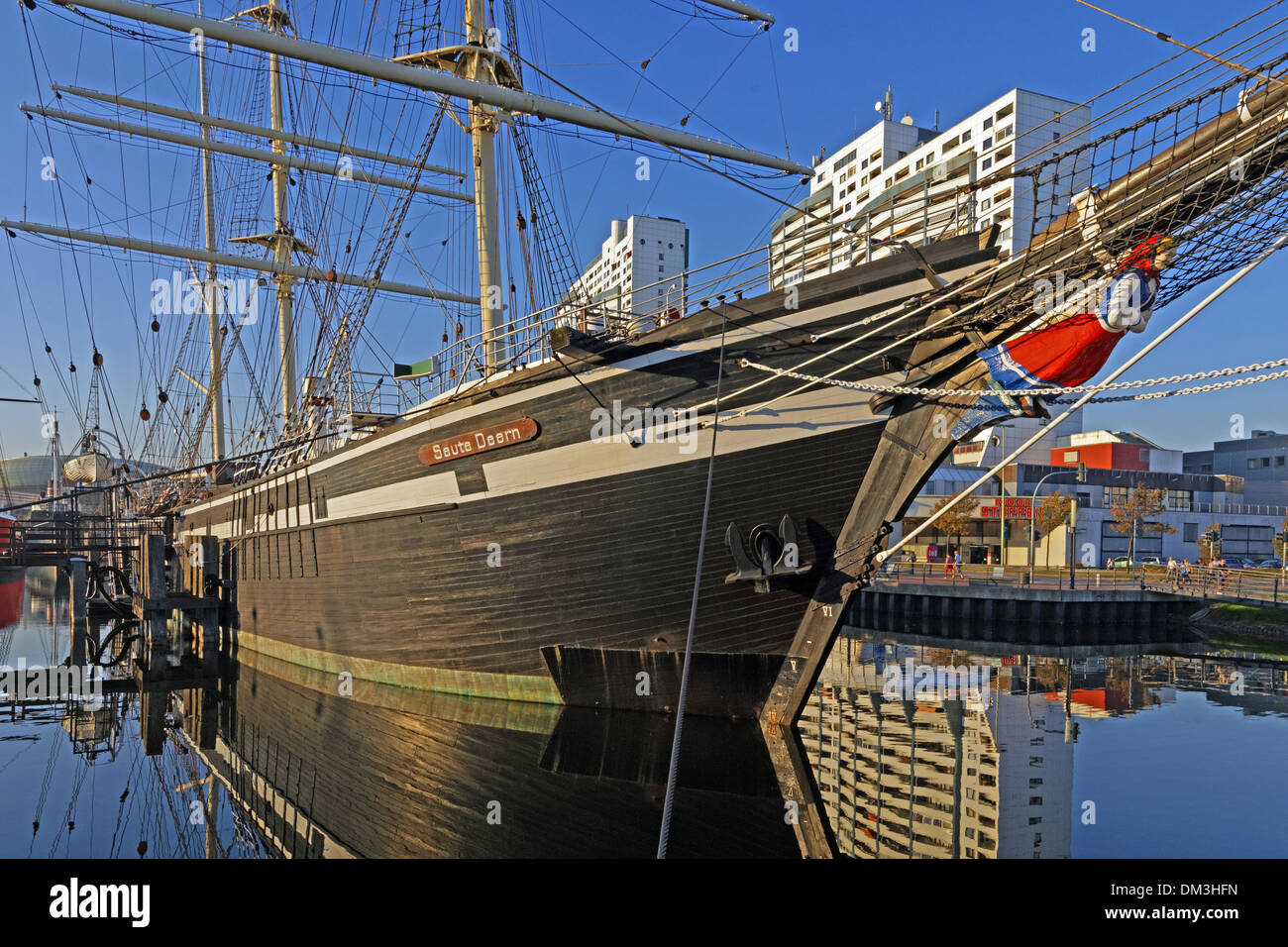 Europa Germania Brema Bremerhaven Hans Scharoun piazza porto museo tedesco museo di navigazione nave a vela SEUTE DEERN polena Foto Stock