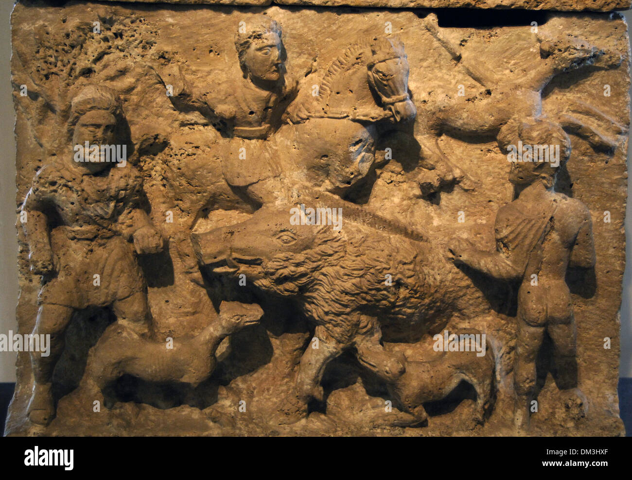 Arte etrusca. L'Italia. Il travertino sarcofago-urna. Rilievo raffigurante caccia al cinghiale scena. Il II secolo A.C. Tomba di Casaglia. Perugia. Foto Stock
