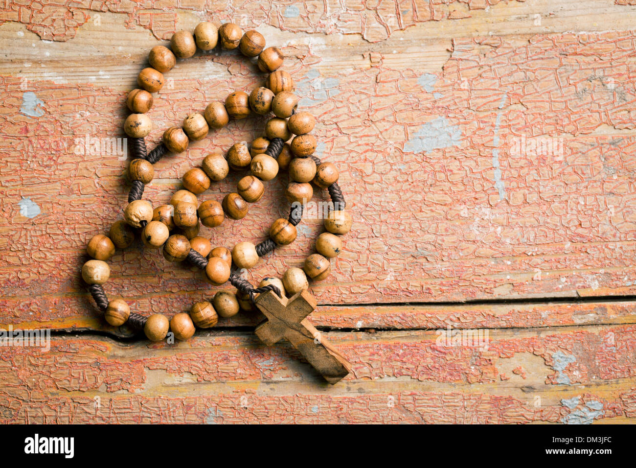 Rosario in legno talloni sul vecchio tavolo in legno Foto Stock