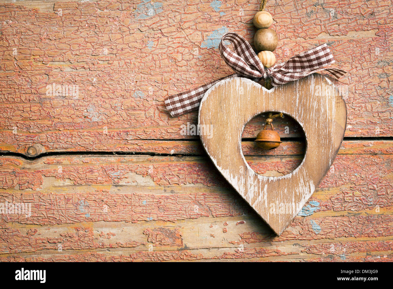 San Valentino cuore di legno appesi incrinato sfondo di legno Foto Stock