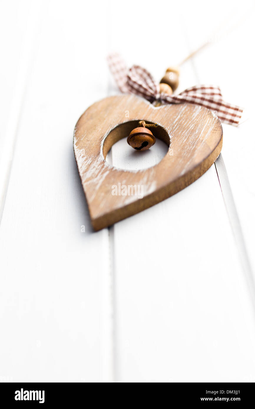 San Valentino in legno cuore bianco su sfondo di legno Foto Stock