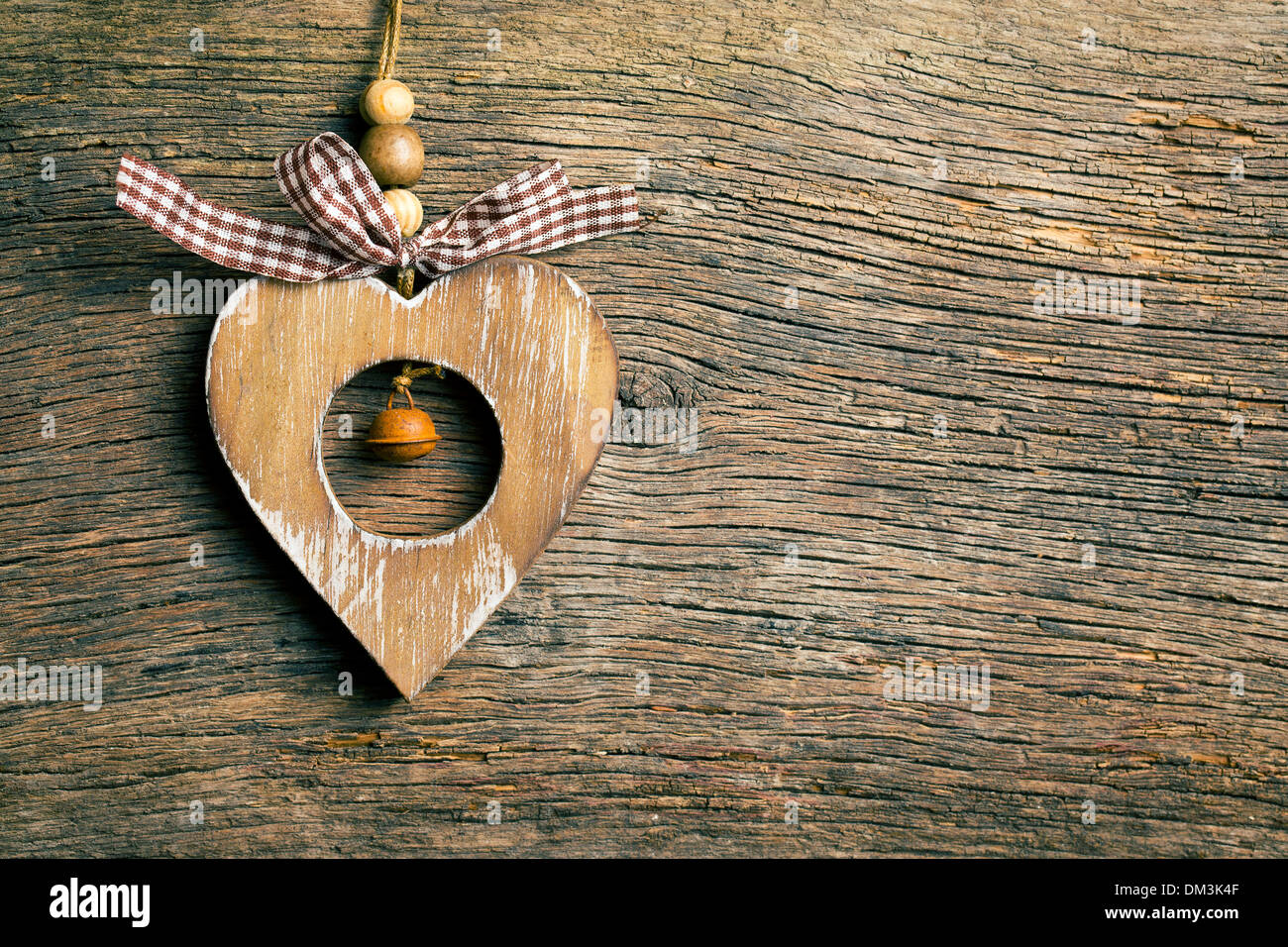San Valentino in legno cuore appeso su sfondo di legno Foto Stock