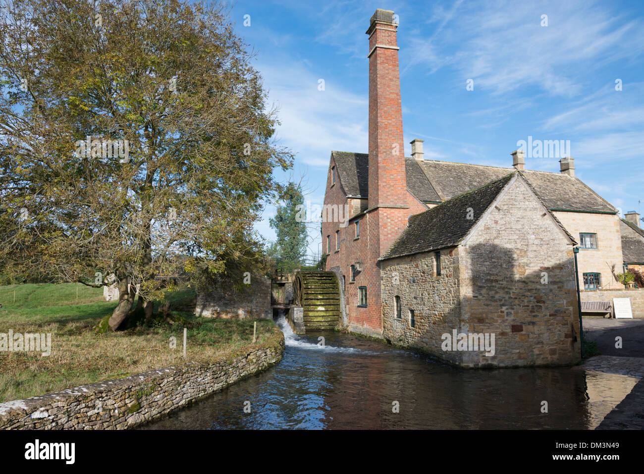 Il vecchio mulino a Lower Slaughter in Cotswolds UK riflessa nel fiume Eye Foto Stock