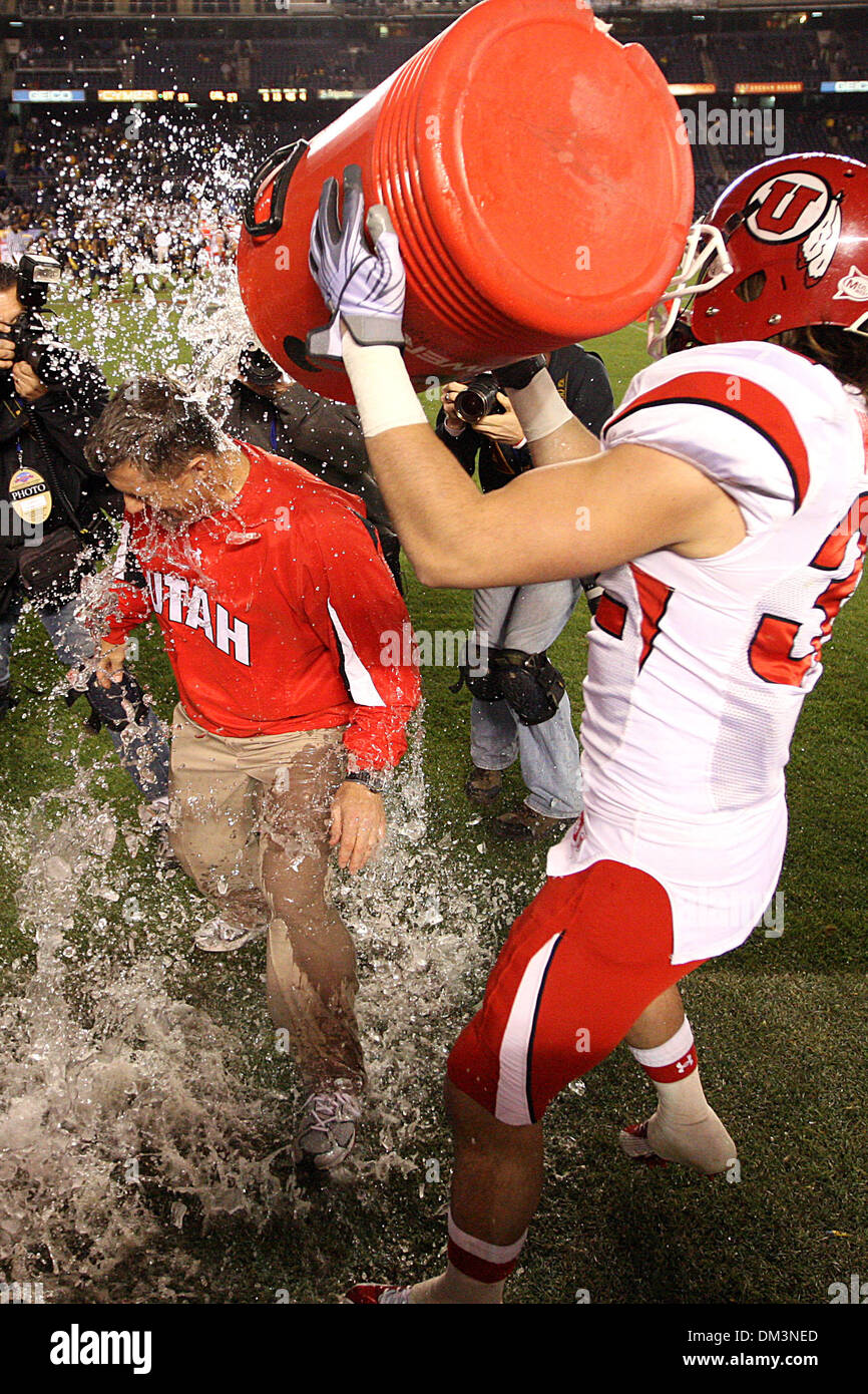 Utah Utes coach Kyle Whittingham prende una doccia di Gatorade da linebacker Chaz Walker #32 dopo aver sconfitto Cal porta all'Utah vs Cal Poinsettia Bowl Presso Qualcomm Stadium di San Diego CA. (Credito Immagine: © Nick Morris/Southcreek globale/ZUMApress.com) Foto Stock