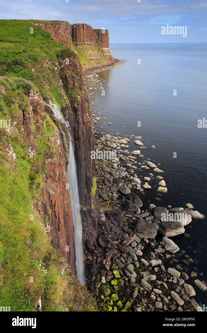Cliff roccia acqua Gran Bretagna Europa isola Isola di Skye kilt kilt rock rock Waterfall cliff scogliere della costa del mare paesaggio Foto Stock