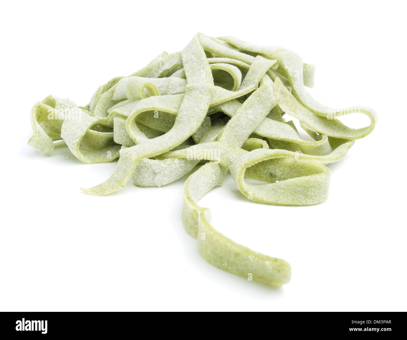 Fresco verde tagliatelle isolato su bianco Foto Stock
