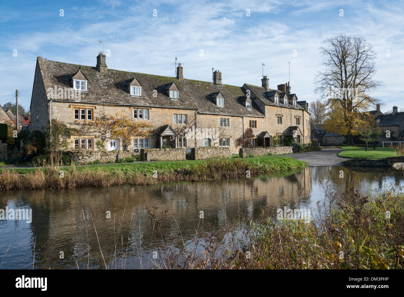 Piuttosto case di calcare dal fiume occhio in Lower Slaughter in Cotswolds REGNO UNITO Foto Stock