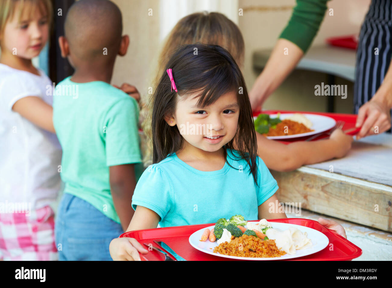 Gli alunni elementari raccolta pranzo sano nella caffetteria Foto Stock