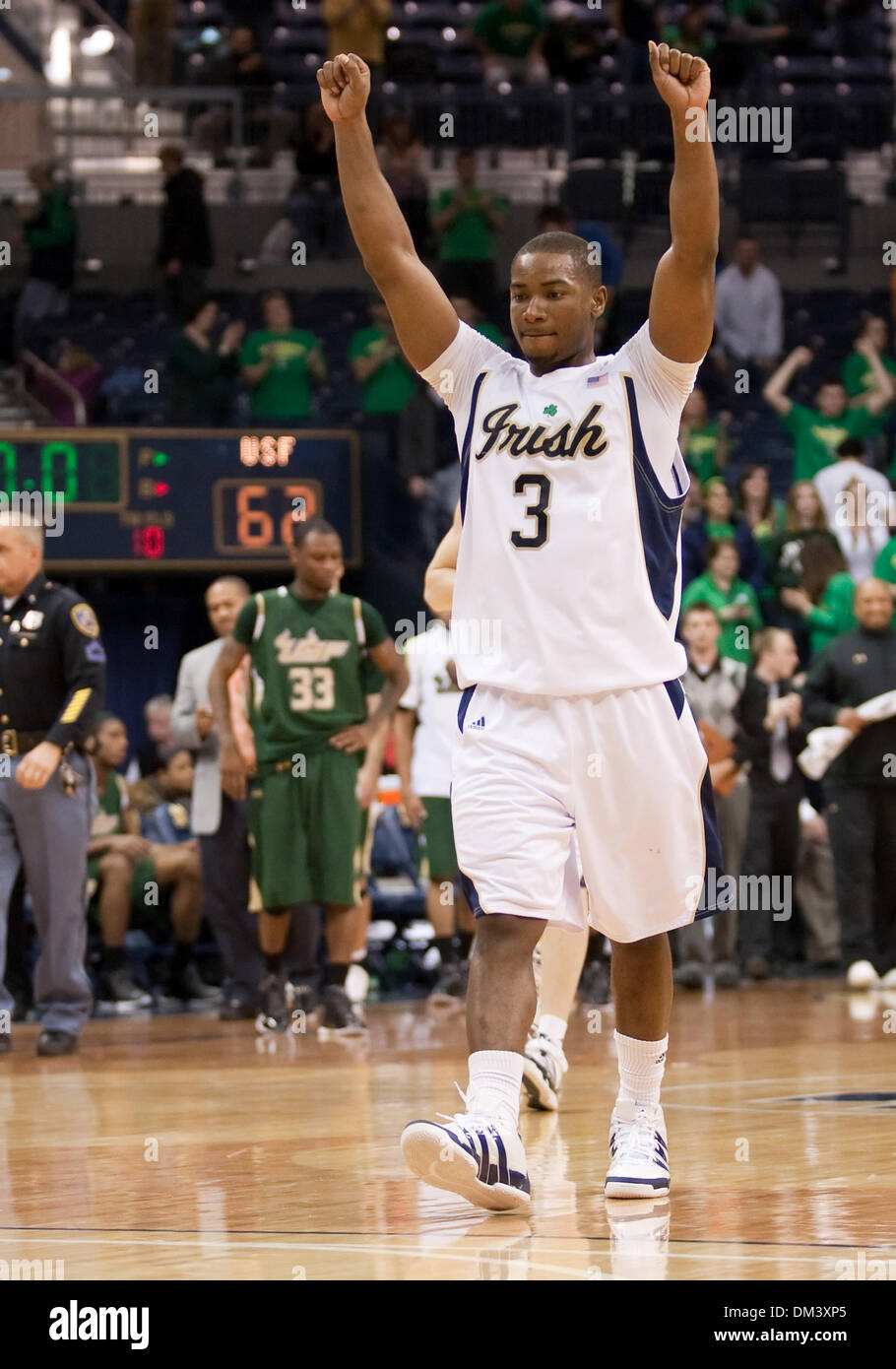 Notre Dame Guard Tory Jackson (3) celebra la vittoria dopo azione di gioco tra la cattedrale di Notre Dame Fighting Irish e il South Florida tori presso il padiglione di Purcell nel centro di Joyce in South Bend, Indiana. Notre Dame sconfitto South Florida 65-62. (Credito Immagine: © Giovanni Mersits/Southcreek globale/ZUMApress.com) Foto Stock