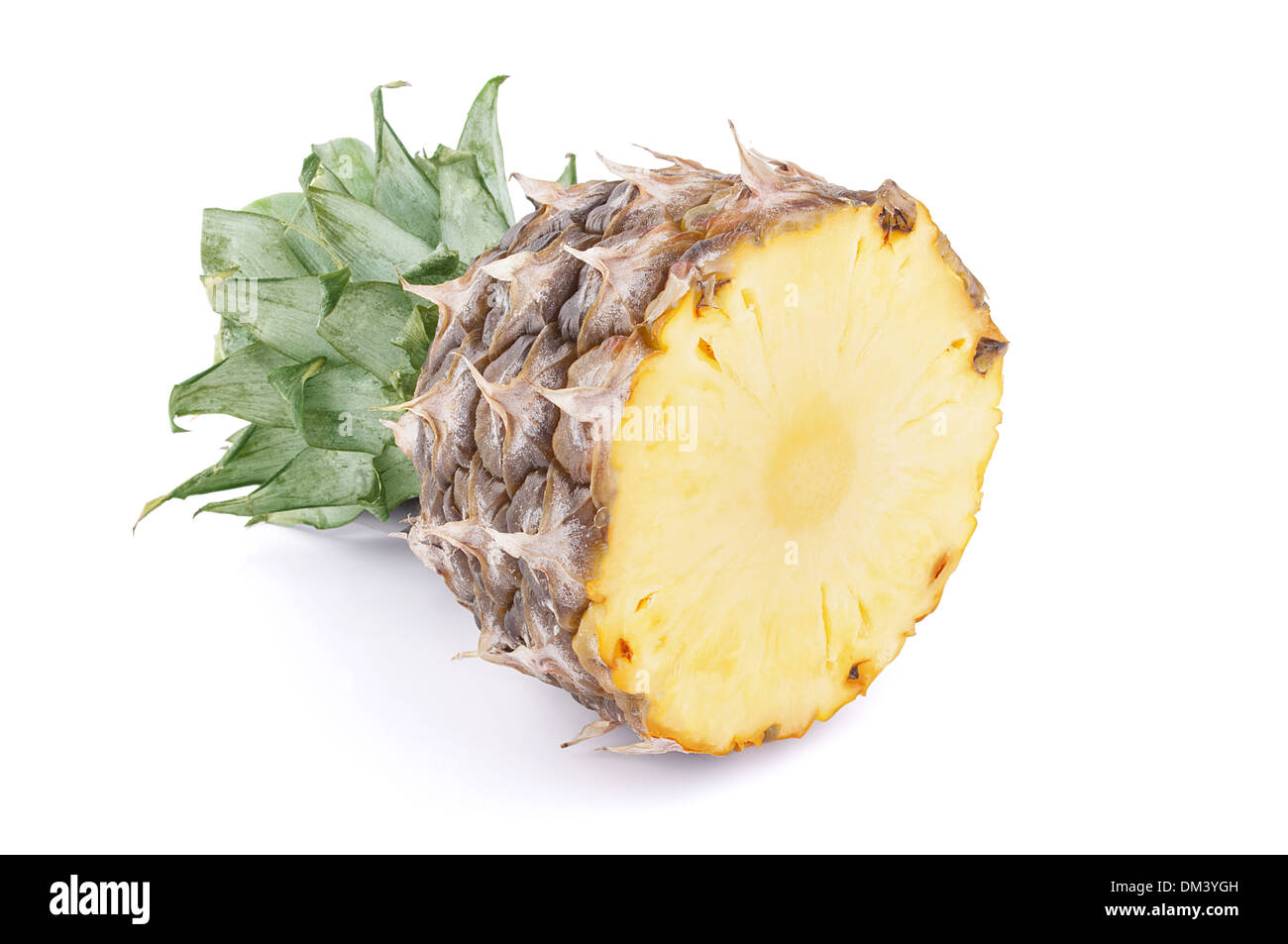 Ananas tagliato a metà isolato su uno sfondo bianco Foto Stock