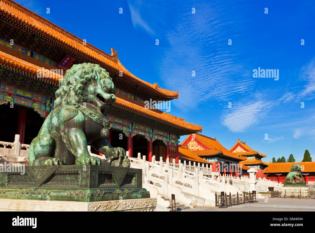 Leone di bronzo fuori della porta dell'armonia Suprema, Corte Esterna, Città Proibita, Pechino, Repubblica popolare Cinese, Asia Foto Stock