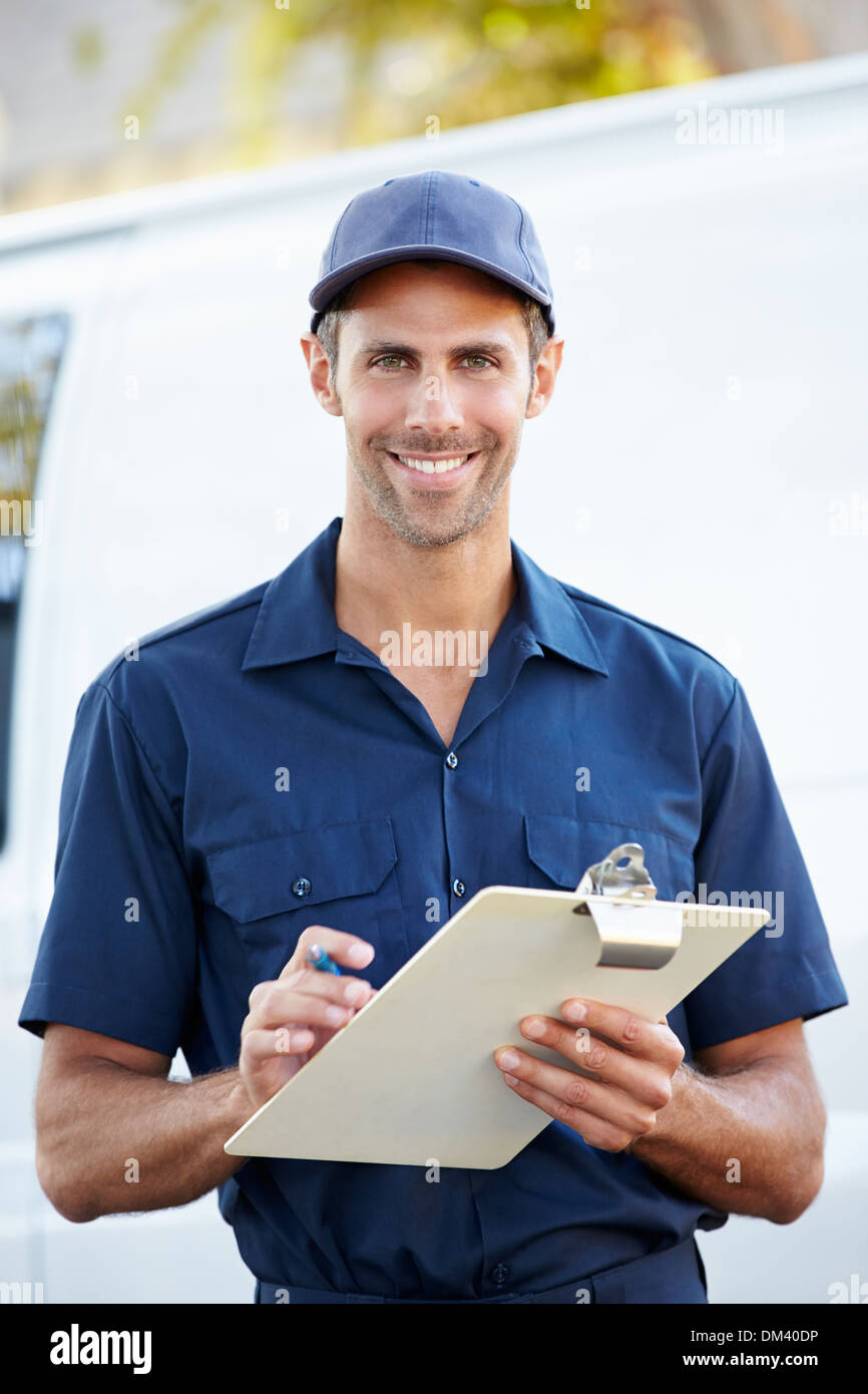 Ritratto di driver di consegna con Clipboard Foto Stock