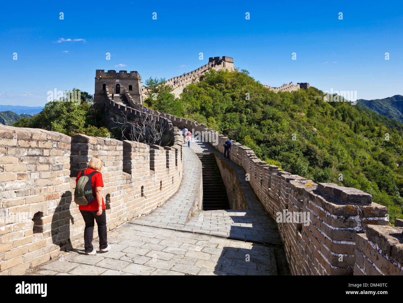 Donna passeggiate turistiche sulla Grande Muraglia della Cina, Sito Patrimonio Mondiale dell'UNESCO, Mutianyu, Distretto di Pechino, Cina, Asia Foto Stock