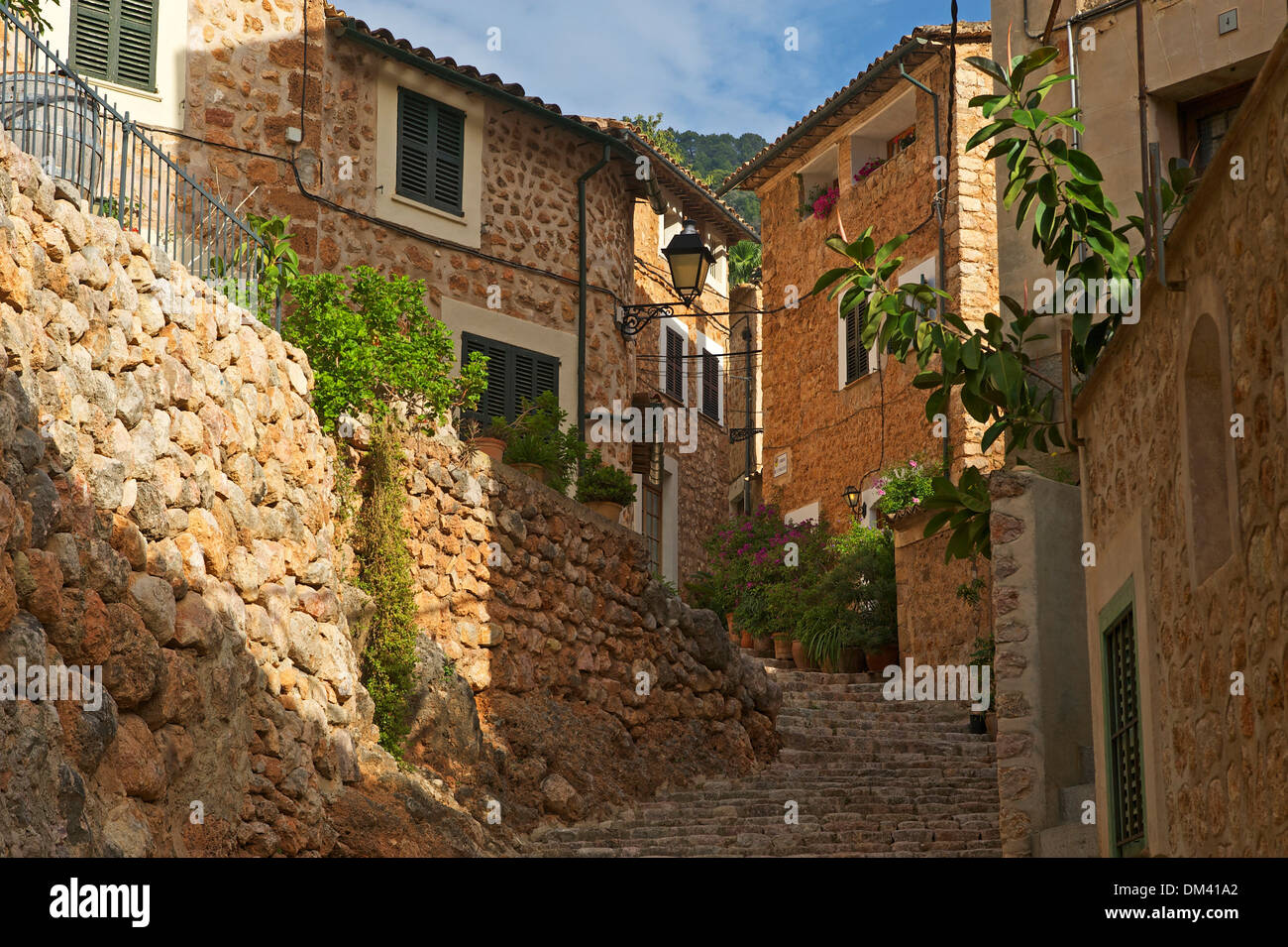 Isole Baleari Maiorca Spagna Europa Fornalutx Old Town Lane narrow house home costruzione edilizia architettura al di fuori Foto Stock