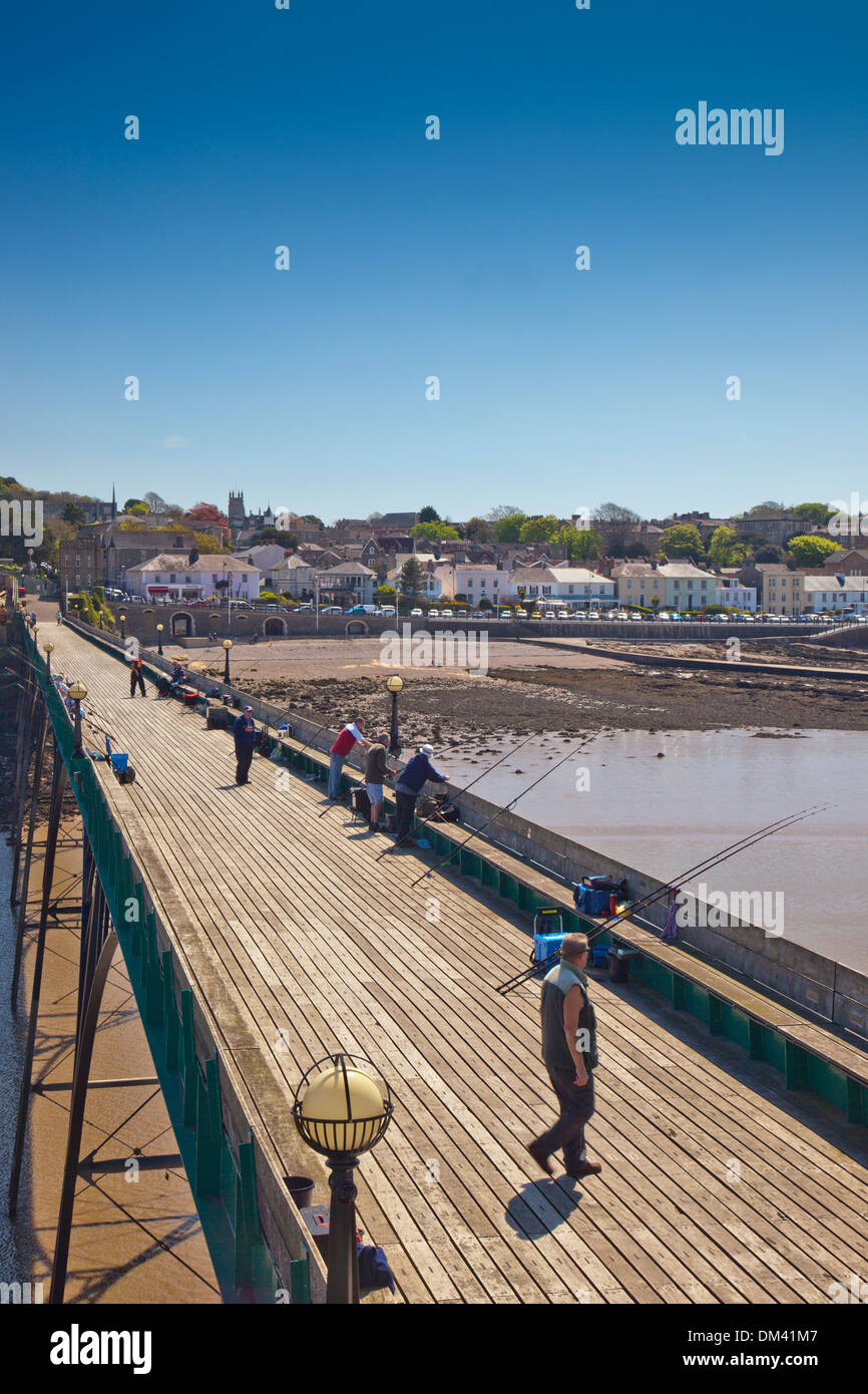 I pescatori sul ponte passeggiata del restaurato molo vittoriano di Clevedon, North Somerset, Inghilterra, Regno Unito Foto Stock