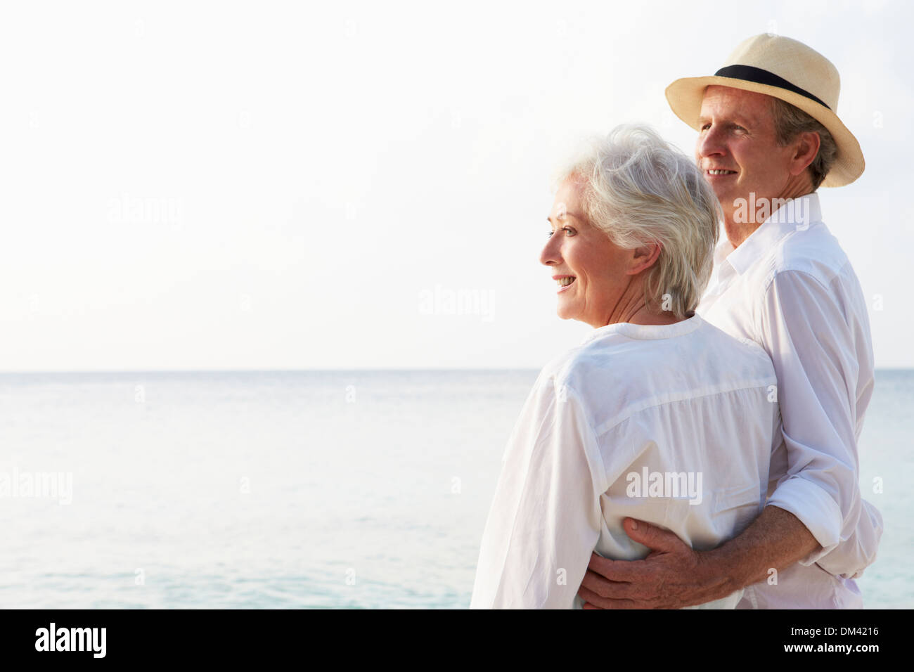 Affettuosa coppia Senior sulla spiaggia tropicale Holiday Foto Stock