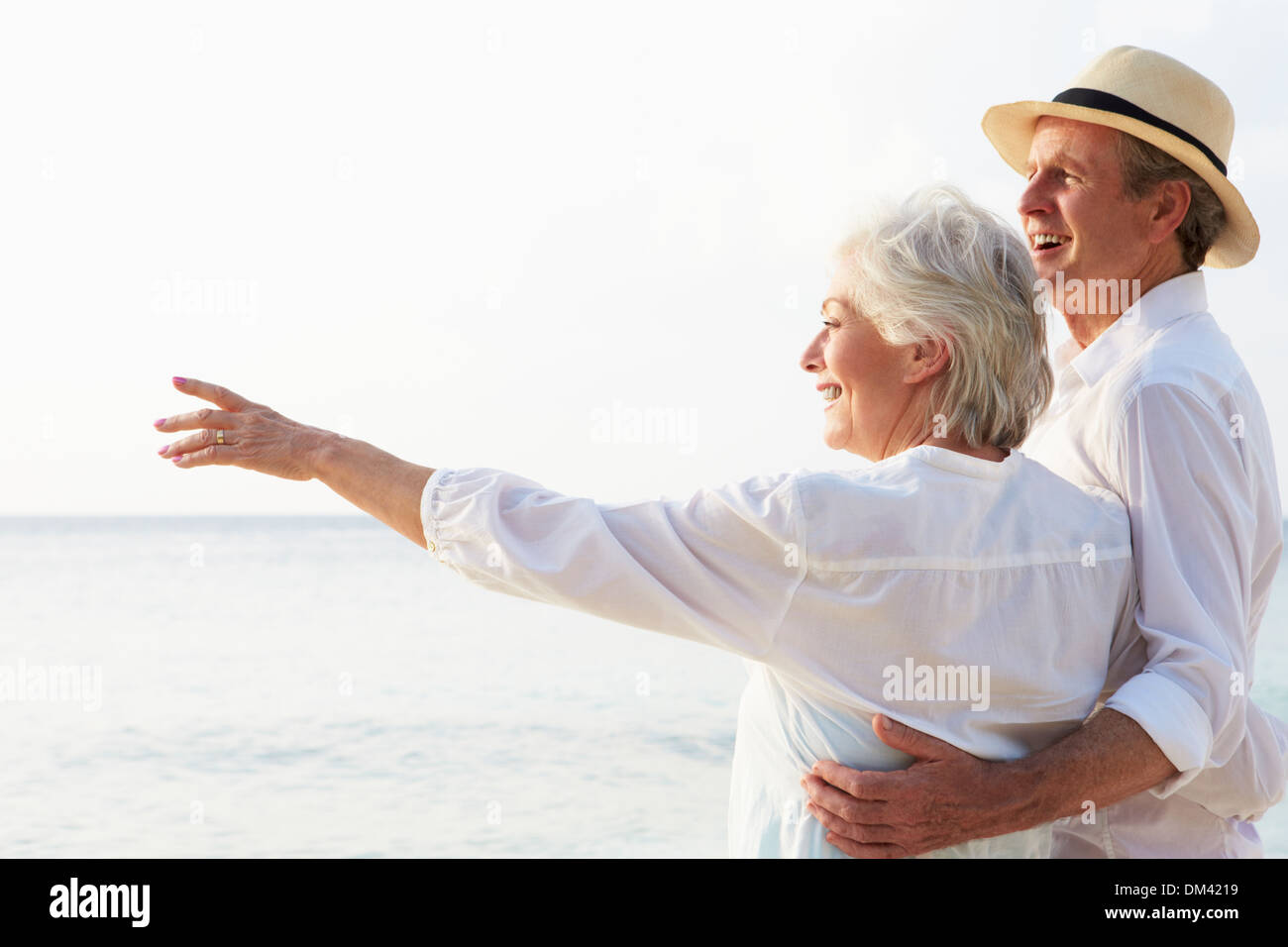 Affettuosa coppia Senior sulla spiaggia tropicale Holiday Foto Stock