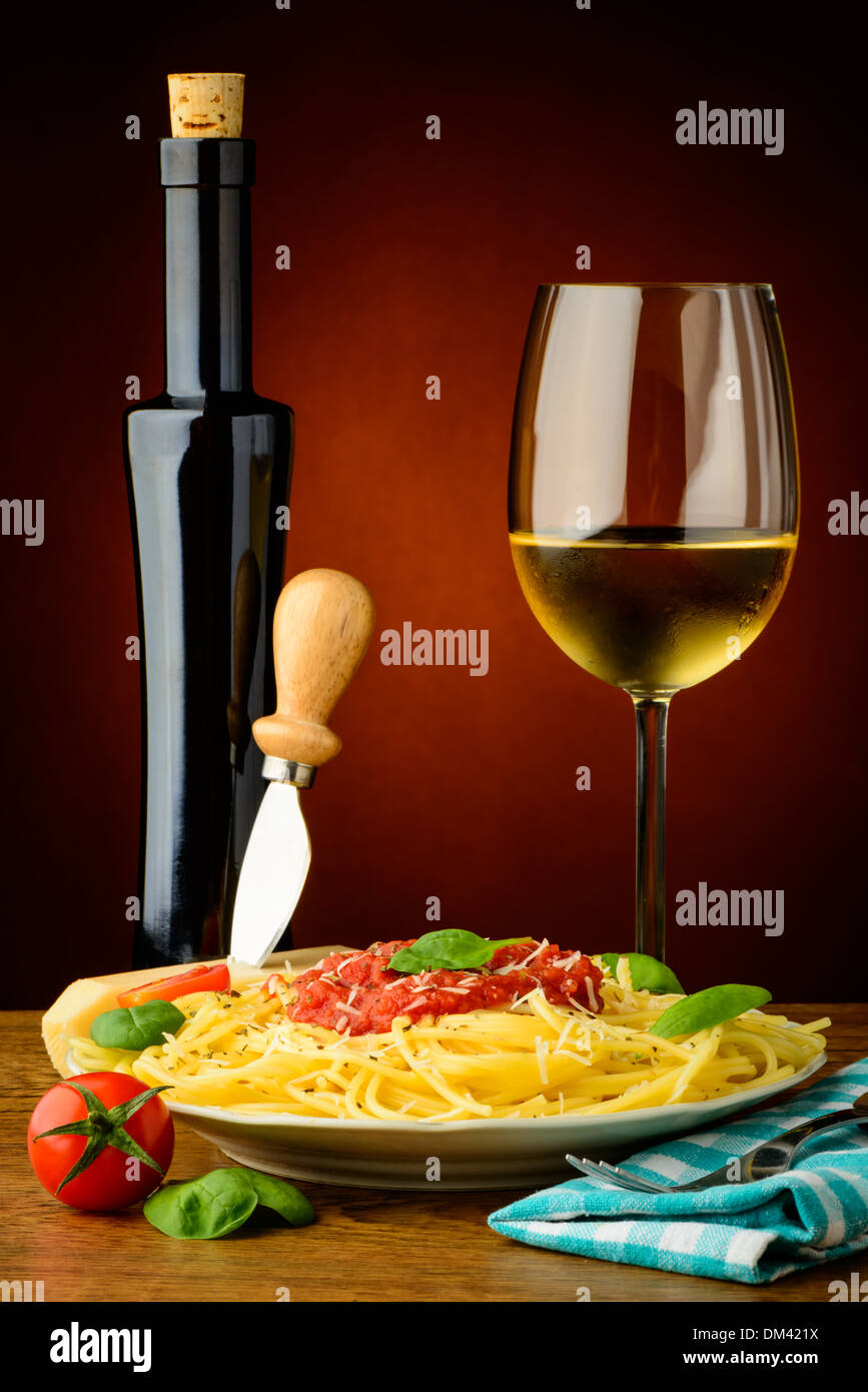 Ancora vita con i tradizionali spaghetti e vino bianco Foto Stock