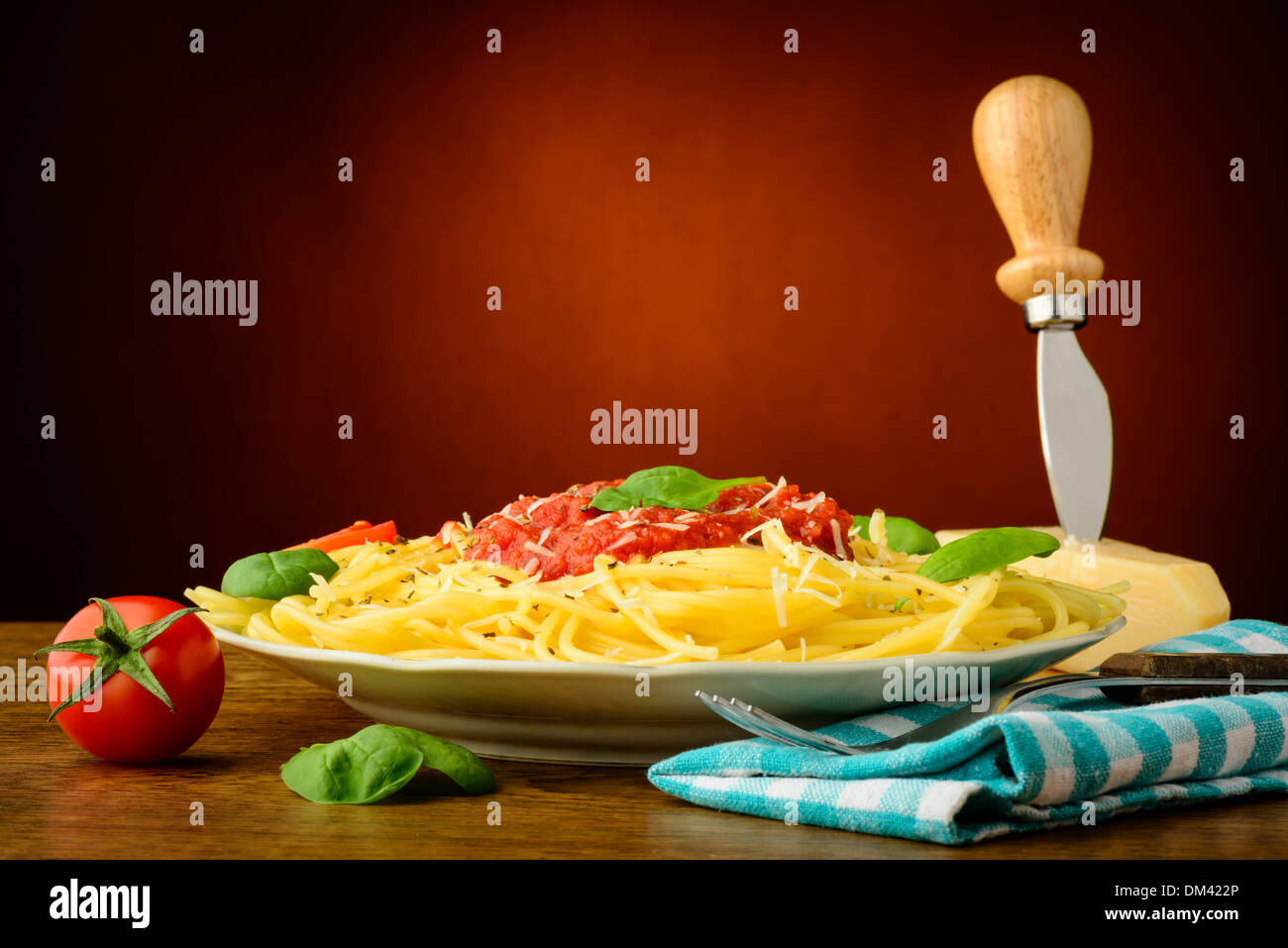 Ancora vita con i tradizionali spaghetti su una piastra Foto Stock