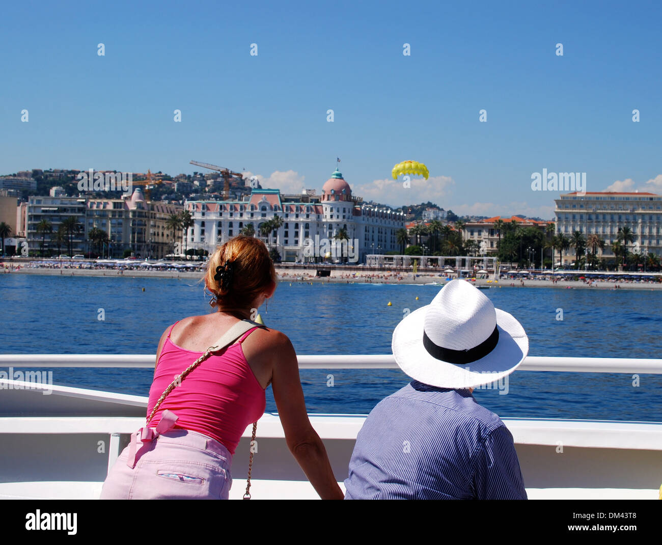 Guardando a Nizza, in Francia da un tour crociera sulla Baia degli Angeli. Foto Stock