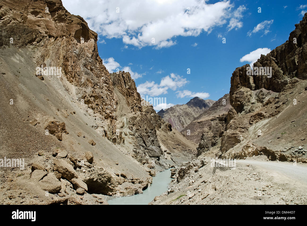 Ladakh, India - 15 Luglio 2009: una strada tortuosa nella valle del Indus Foto Stock
