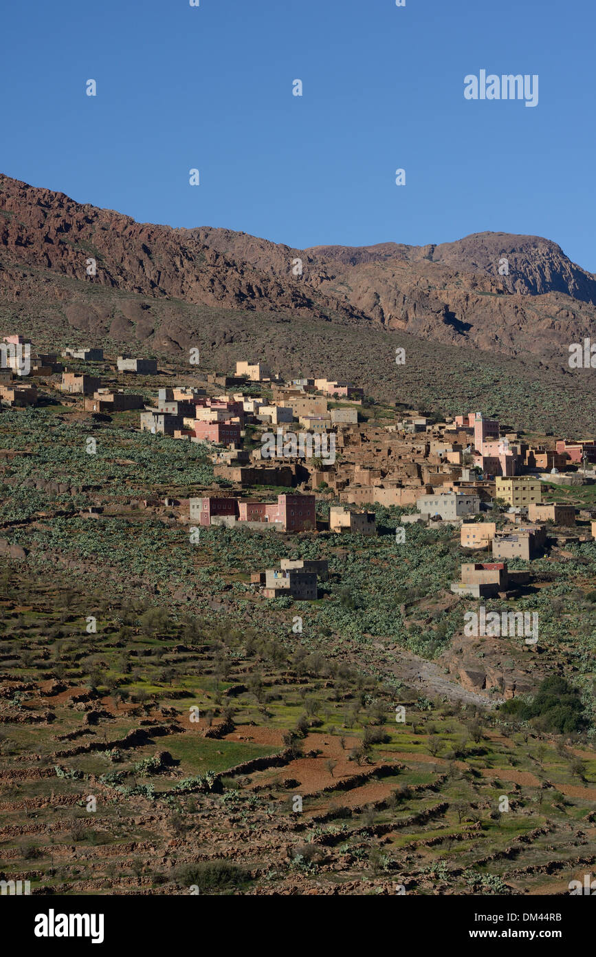 Il Marocco, Anti-Atlas, villaggio sulla strada che va da Tafraoute a Agadir Foto Stock
