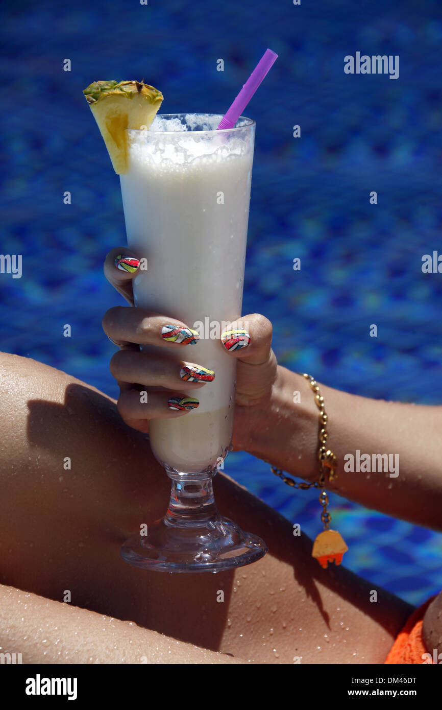 WHITE cocktail drink & DIPINTE UNGHIE CRATOS HOTEL KYRENIA CIPRO 27 Maggio 2013 Foto Stock